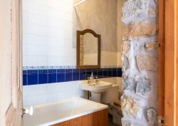 Bathroom en-suite to Bluebell room.