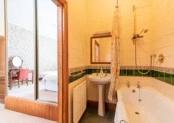Bathroom en-suite to Foxglove room