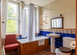Bathroom en-suite to Laburnum bathroom