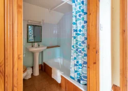 Shared bathroom in the Peony suite