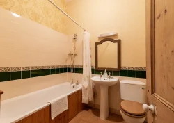 Shared bathroom adjacent to the Phlox & Roses rooms